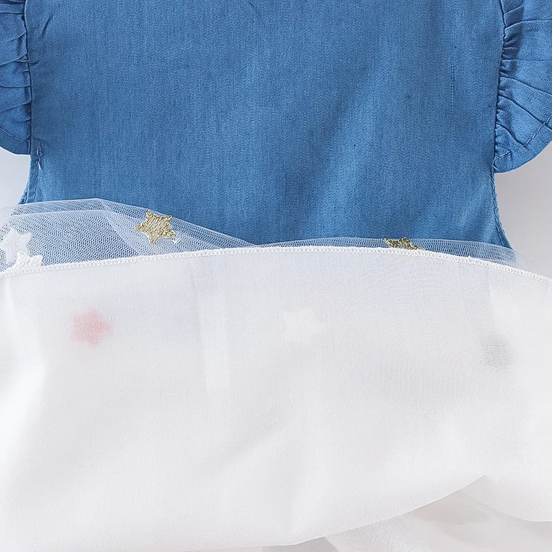 Summer essential: A comfortable denim dress for toddlers, adorned with a bow and flying sleeves.