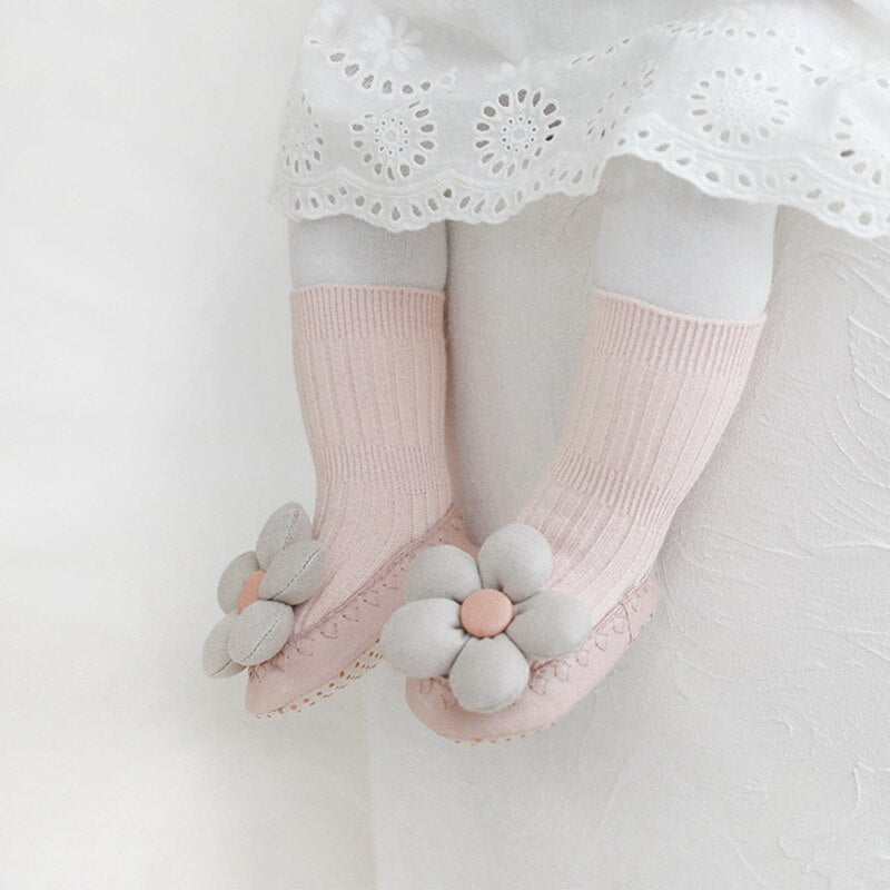 Infant anti-slip high-neck shoes: a cozy and secure option for babies, doubling as warm socks.