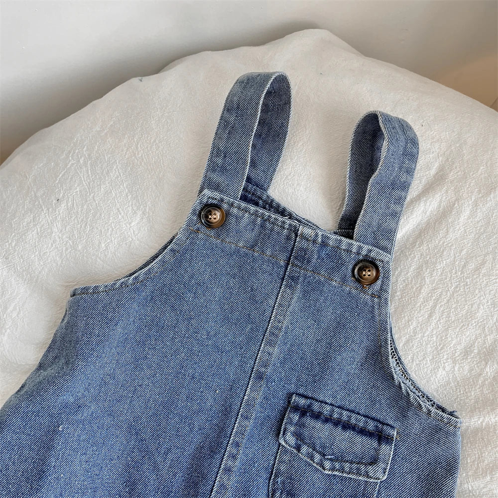 Playful baby outfit: adjustable suspender trousers for a charming baby boy look