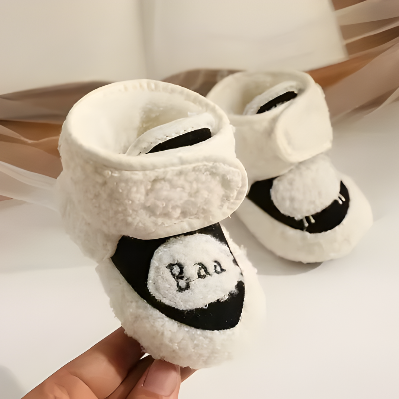 Baby fleece footwear, cozy crib shoes designed for newborns and toddlers, soft and safe.