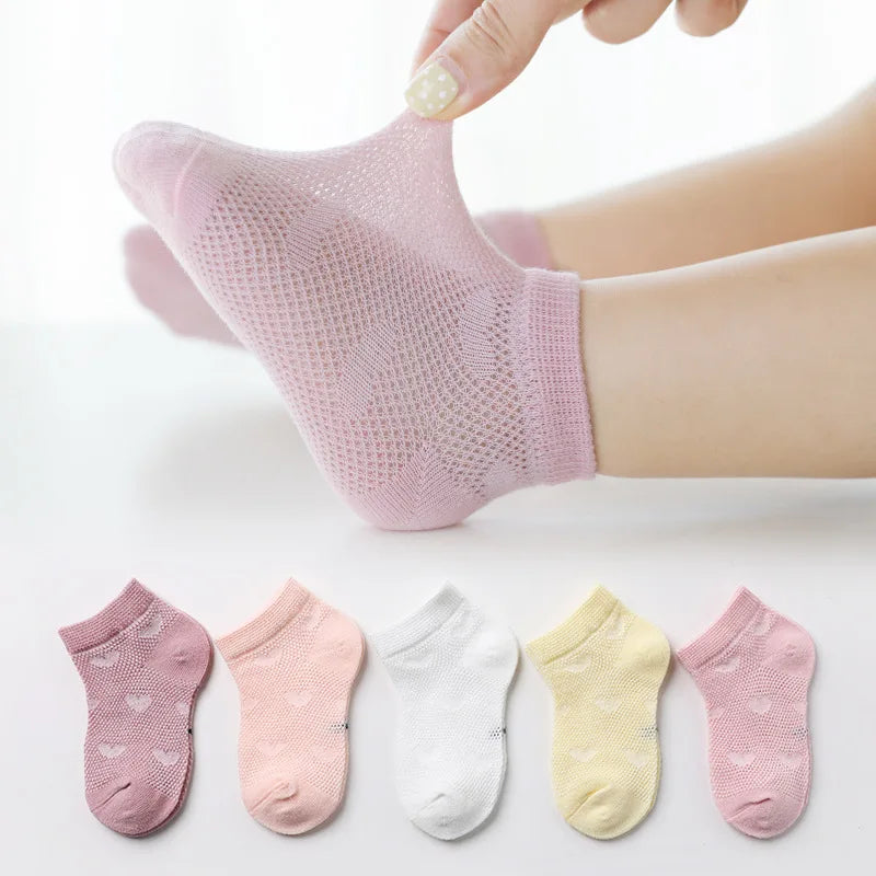 Comfortable and breathable cotton baby socks, a 5-pair multipack for newborns and young children.