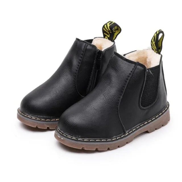 Toddler girls' black leather fashion boots with zipper, perfect for staying stylish and cozy in winter