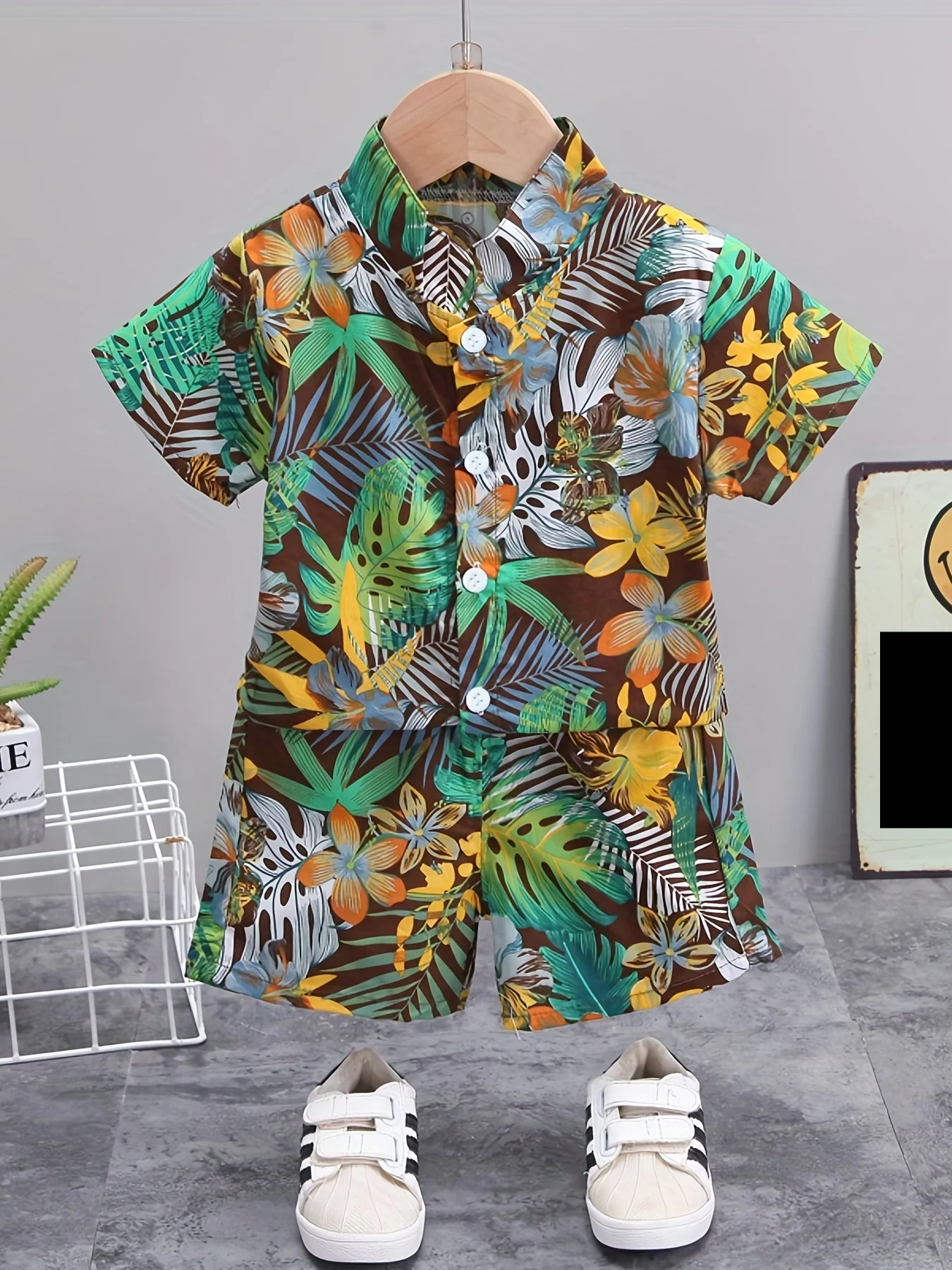 Stylish toddler boy's summer leaf & floral print short-sleeve cotton set, comfortable and airy.