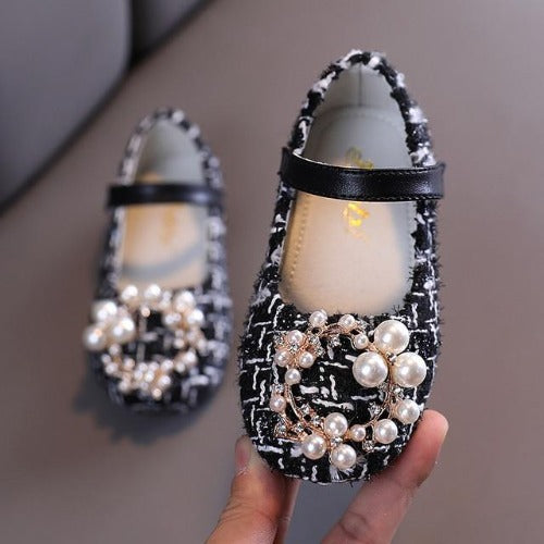 Comfortable girlssandals with plaid print and pearl details, great for baby's summer.