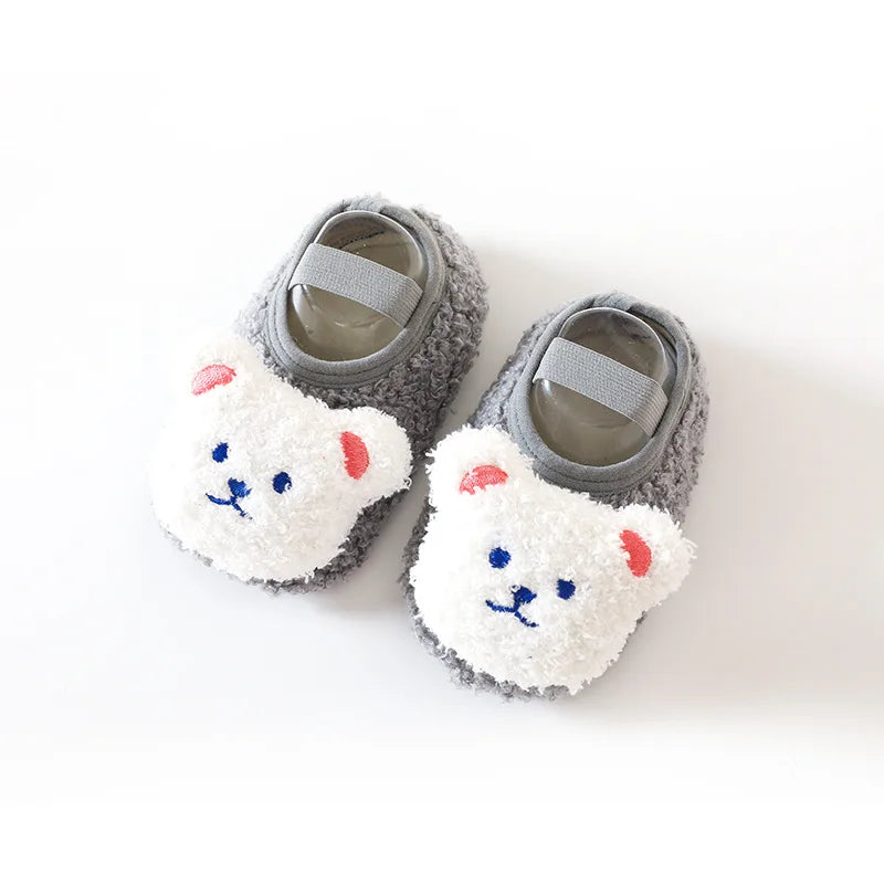 Charming bear-design house slippers for toddlers, offering both warmth and a non-slip sole.