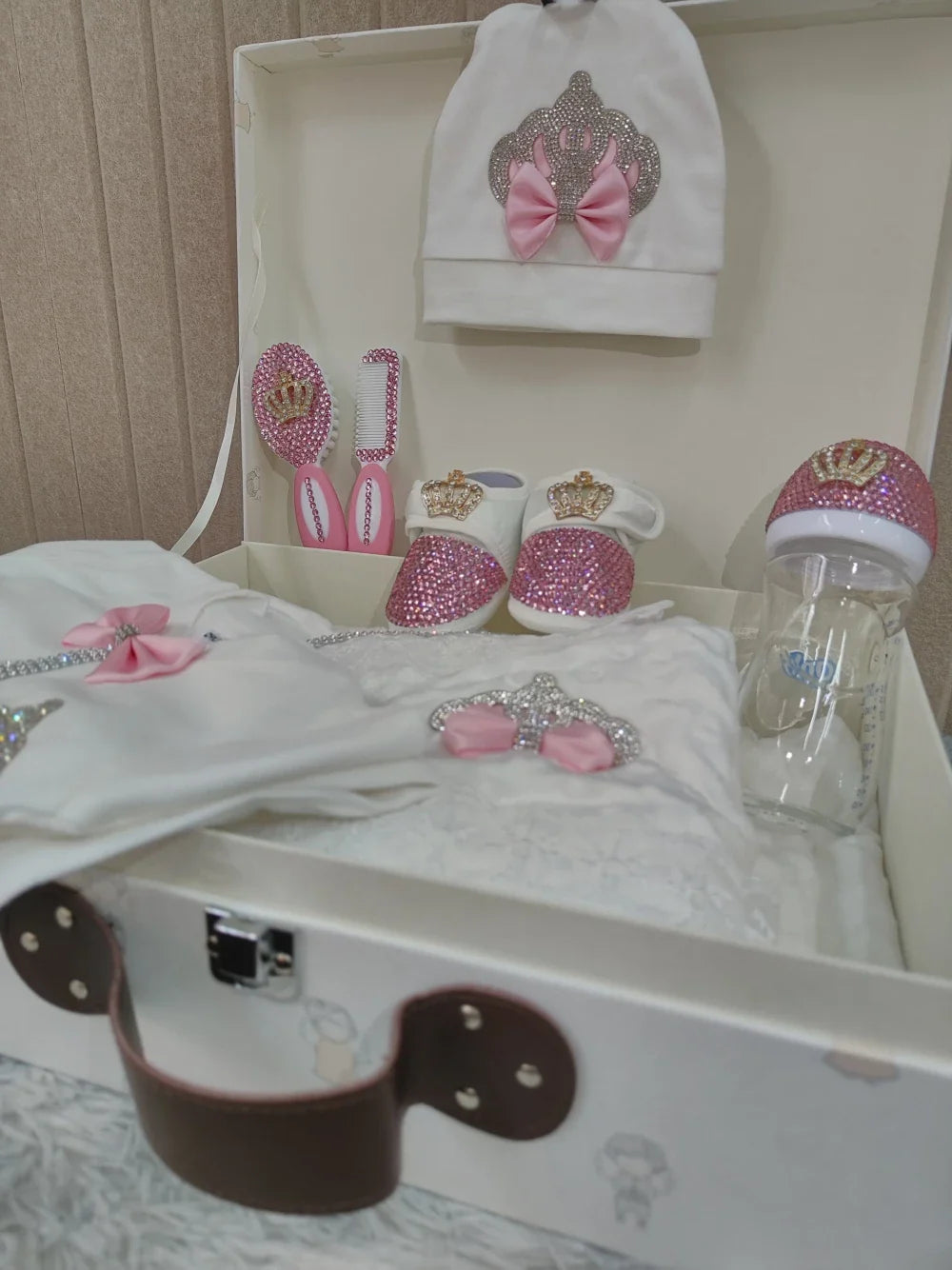 Pink 10-piece cotton baby clothes set, ideal for baby shower, includes sleepsuit, bodysuit, hat, mittens, booties, bib, blankets