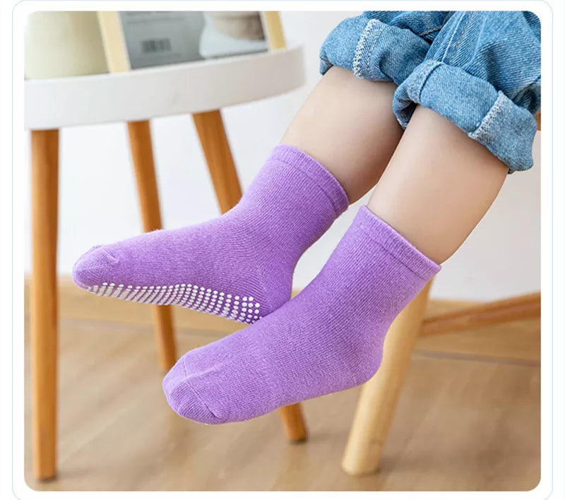 Kids anti-slip cotton socks in various sizes, suitable for different toddler age groups, non-skid