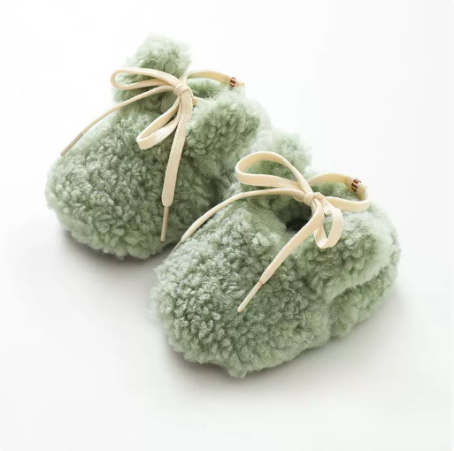 Cozy baby footwear: non-slip infant booties in a charming animal design, a great baby gift.