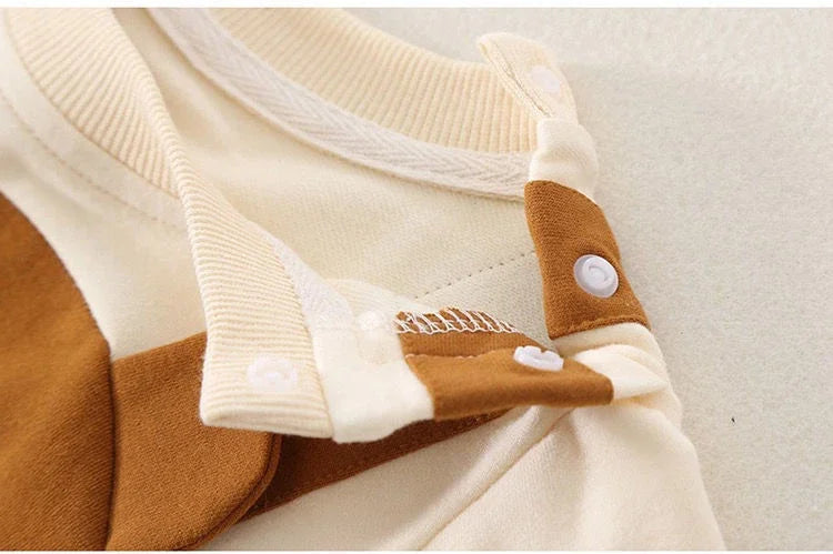 Warm baby bear jumpsuit for toddlers, featuring a hood and comfortable unisex design