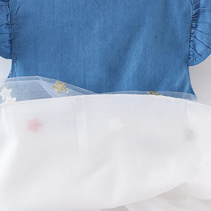 Summer essential: A comfortable denim dress for toddlers, adorned with a bow and flying sleeves.