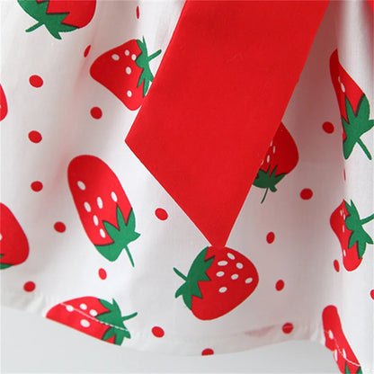 Baby girl fashion: complete set with strawberry print dress and sun hat, ideal for warm weather.
