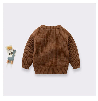 Comfortable and stylish baby fashion: A knitted loose sweater, ideal for autumn winter warmth.