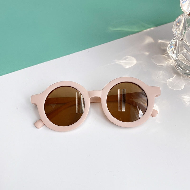 Infant eyewear: leopard print sunglasses, providing effective sun protection and a chic baby accessory.
