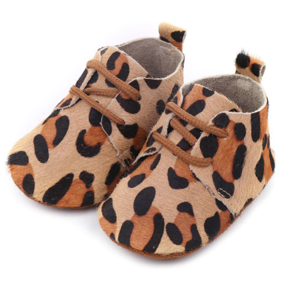 Comfortable soft sole baby moccasins in genuine leather, perfect anti-slip first walker shoes for infants.