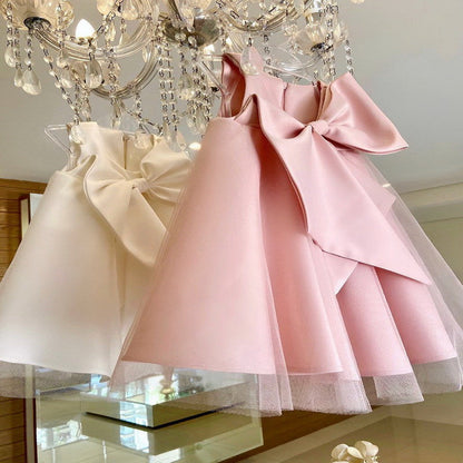 Beautiful girls' bow dress, a sleeveless party outfit with a flowing mesh skirt design.