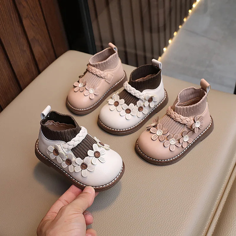 Adorable girls' floral soft sole baby shoes, perfect for comfortable steps.