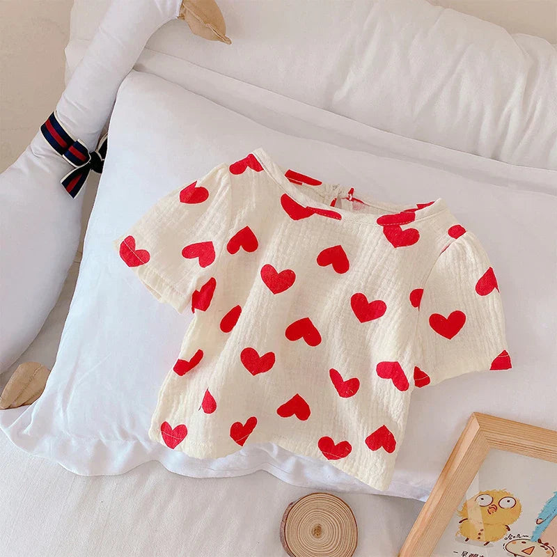 Comfortable toddler girls' summer clothing set with playful heart print. Made from 100% cotton.