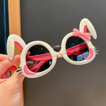 Fashionable girls' bee cartoon sunglasses with UV protection, an ideal outdoor accessory.