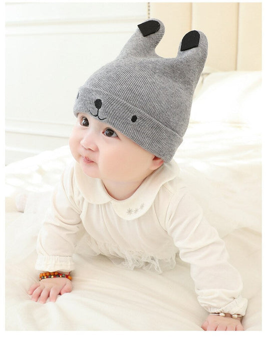 Adorable knitted bear cub hat for unisex kids, perfect for keeping warm in winter.