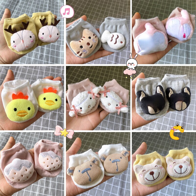 Cozy anti-slip baby socks for infants, showcasing a charming giraffe, perfect newborn footwear