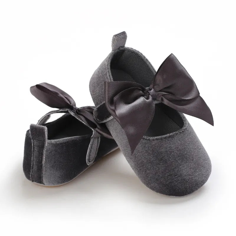 Baby girl modeling pink bow flat shoes, comfortable anti-slip cotton for first steps