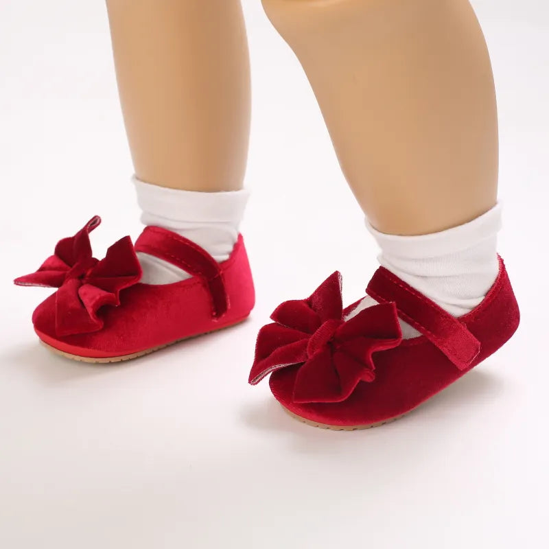 Pair of white baby girl bow flat shoes, anti-slip cotton sole for new walkers, baby fashion