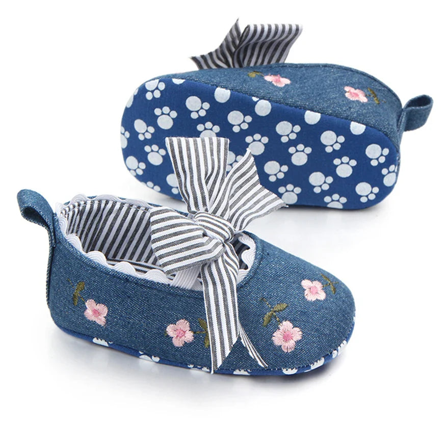 Pink lace floral first walker shoes, a must-have for any baby girl's shoe collection, soft and durable.