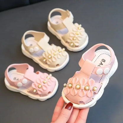Cute beige bow sandals for toddlers, perfect for warm weather adventures.