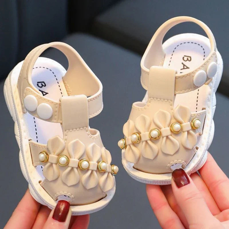 Baby girl's beige bow sandals with non-slip sole, safe and fashionable.