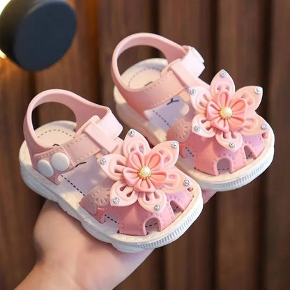 Summer shoes: pink bow sandals for baby girls, lightweight and adorable.