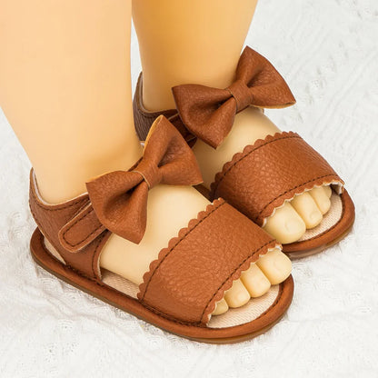 Soft-soled white baby girl sandals with charming bowknot, ideal for summer