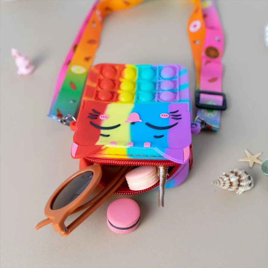 Green cat silicone purse with embroidered whiskers, charming kids' accessory.