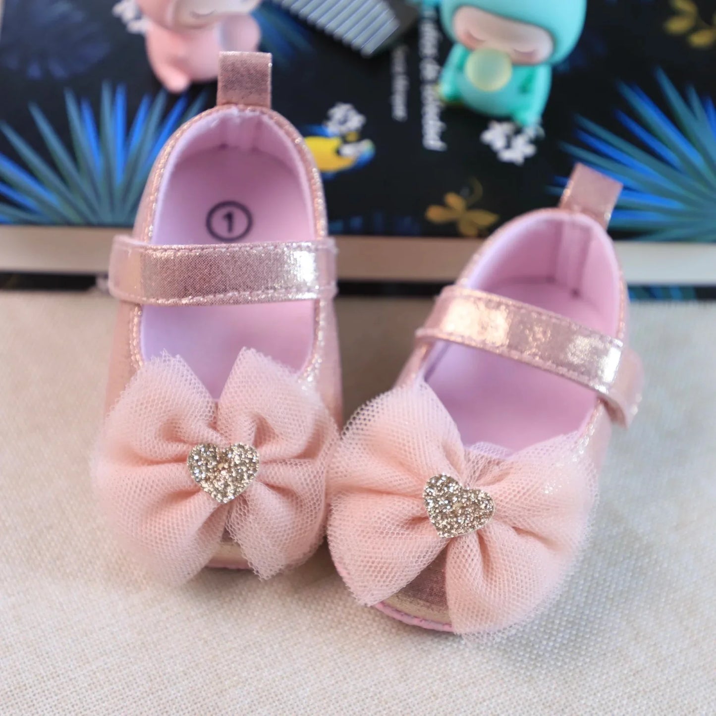 Fashionable baby girl shoes: breathable lace princess design with a sweet butterfly knot.
