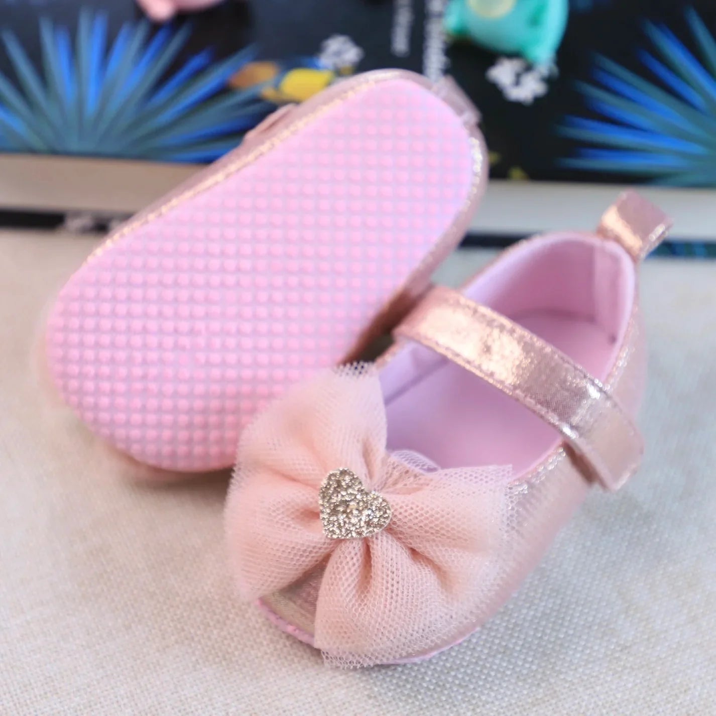 Breathable pink lace princess shoes for baby girls, featuring a lovely butterfly knot accent.