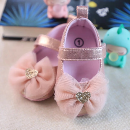 Beautiful baby girl fashion shoes: pink lace, breathable, with a princess aesthetic and hook and loop.