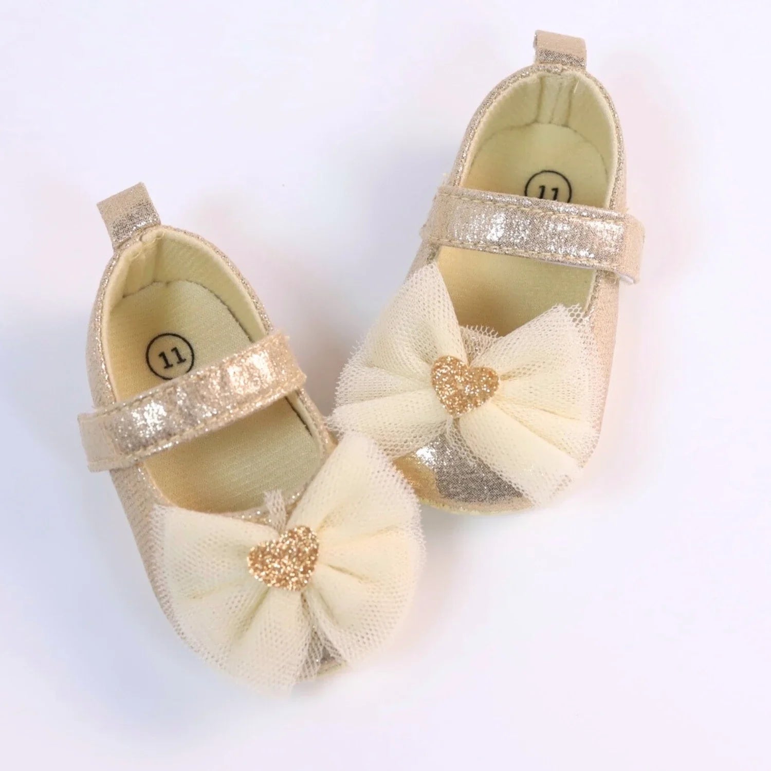 Princess-style lace baby shoes for girls, offering breathability and a pretty pink finish.