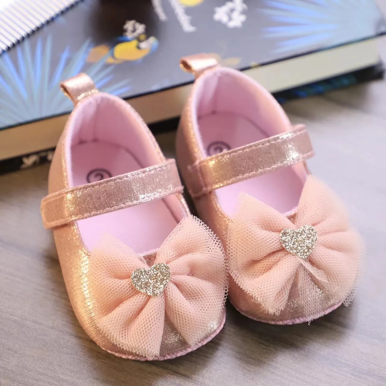 Breathable girls' princess shoes with delicate lace and practical hook and loop fastening.