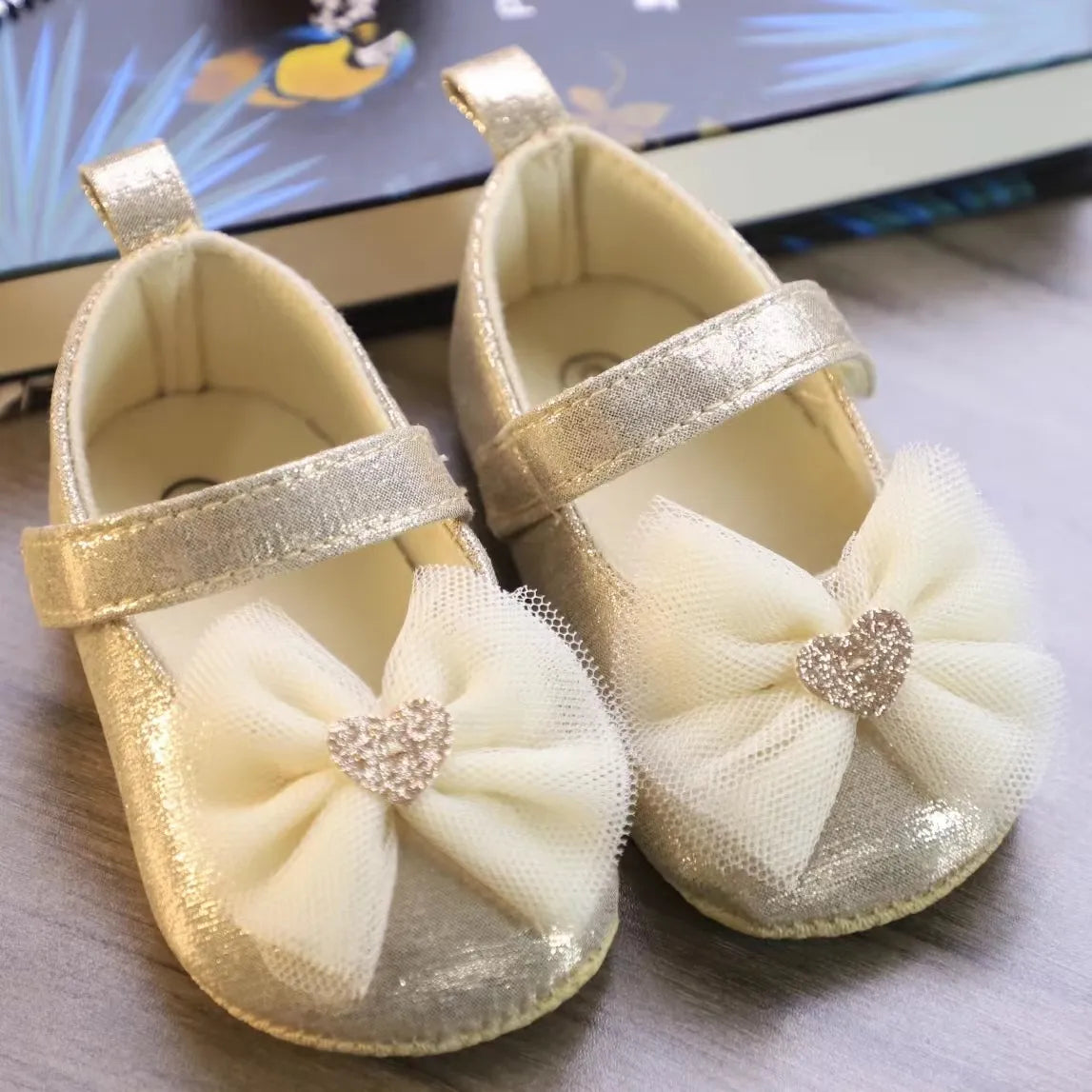 Stylish pink lace princess shoes for toddlers, featuring a beautiful butterfly knot and breathable material.