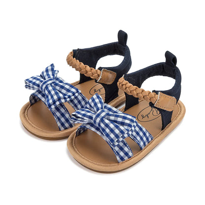 Practical anti-slip pink sandals for infants, featuring a darling princess bow.