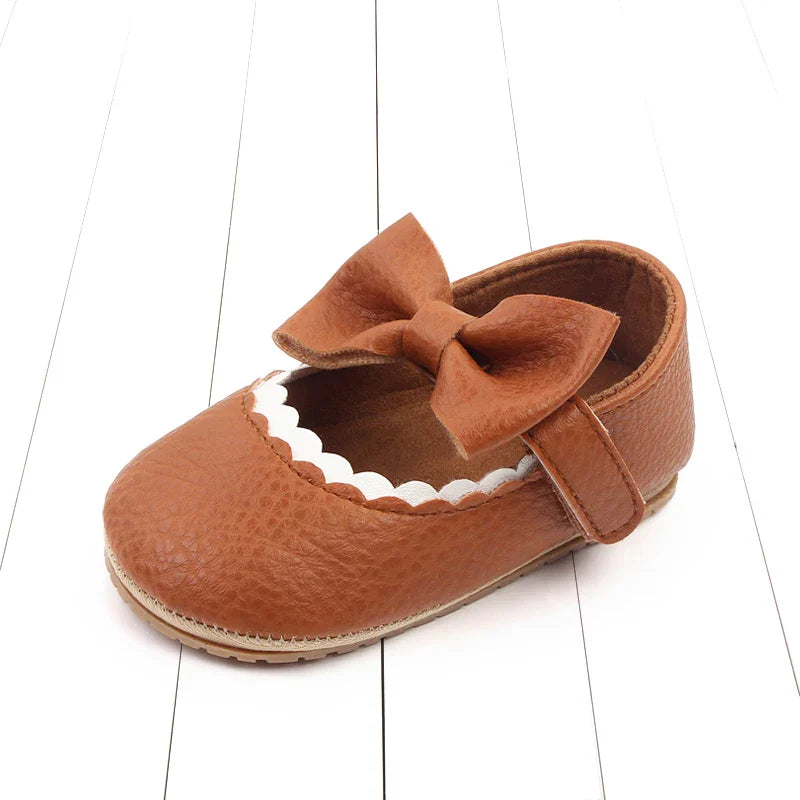 Soft sole infant footwear, cute bowknot detail, ideal for pre-walking.