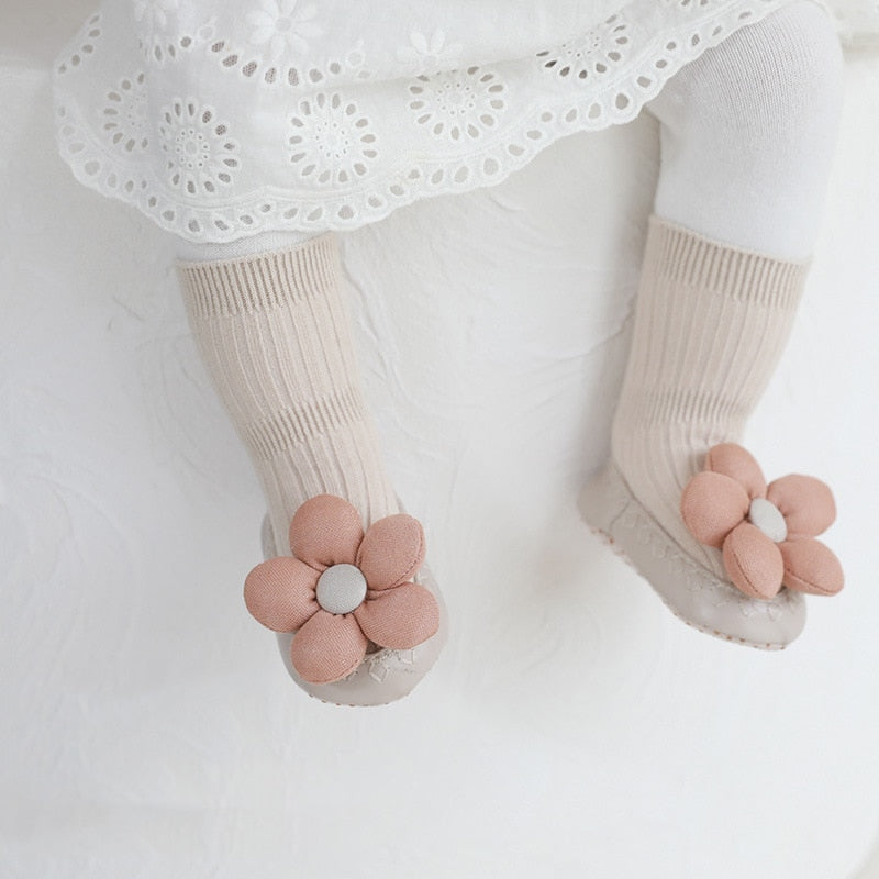 Baby anti-slip high-neck one-piece shoes, perfect for toddlers learning to walk, in soft cotton.