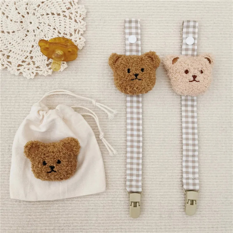 Baby feeding accessory: bear-themed pacifier clip, ensures hygiene and accessibility