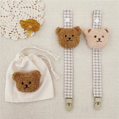 Baby feeding accessory: bear-themed pacifier clip, ensures hygiene and accessibility