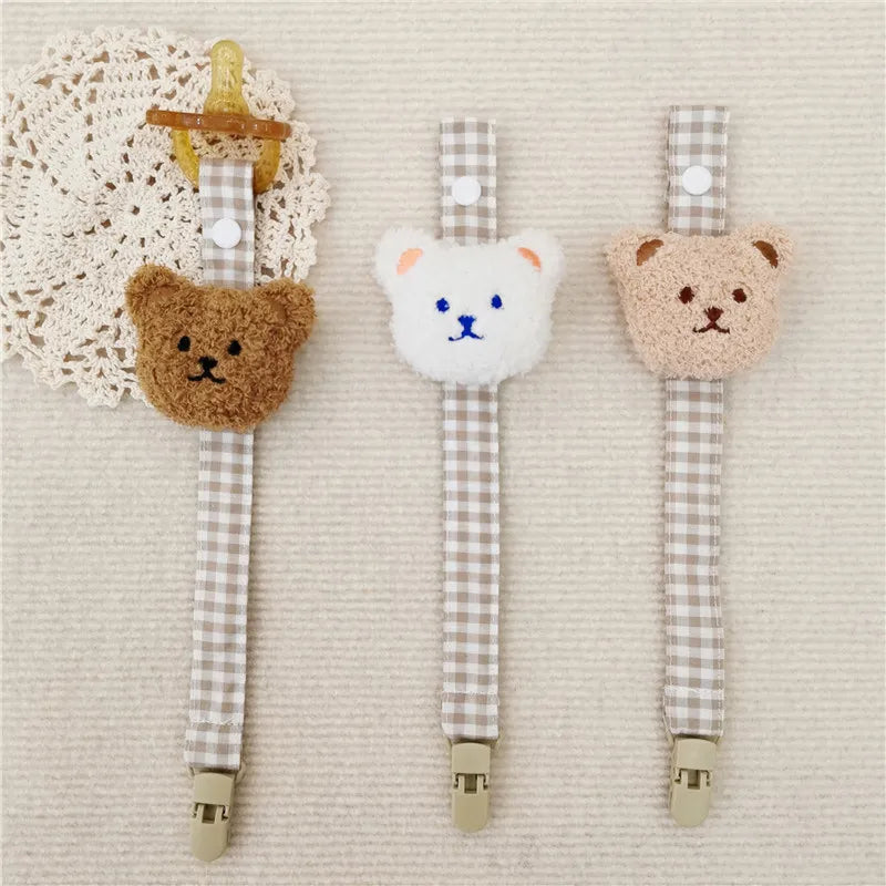 Secure pacifier clip featuring a cute bear, preventing drops and keeping soothers clean