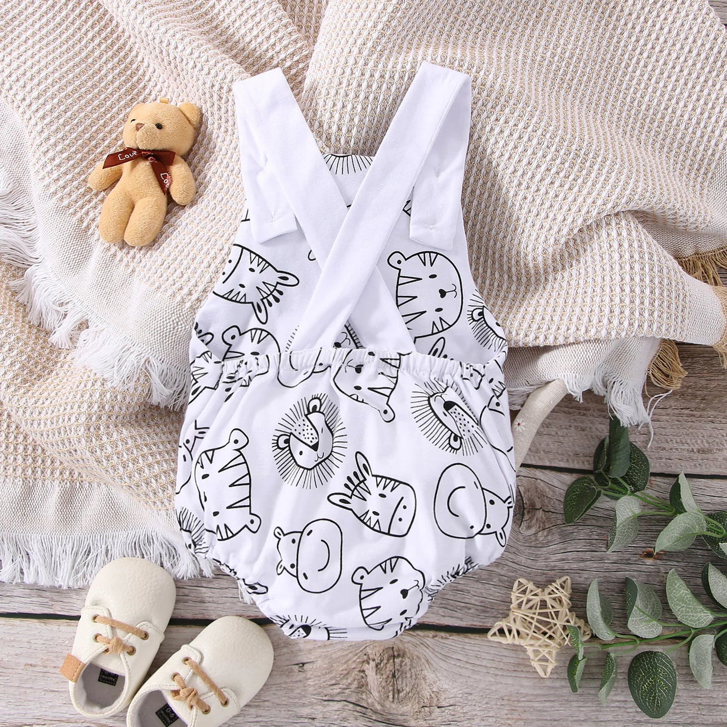 Stylish infant jumpsuit, sleeveless, featuring a trendy animal print for modern babies.