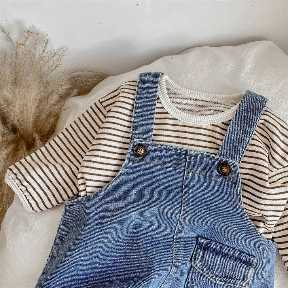 Detail of the suspender fastening on adjustable baby boy trousers