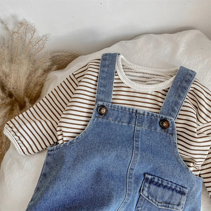 Detail of the suspender fastening on adjustable baby boy trousers