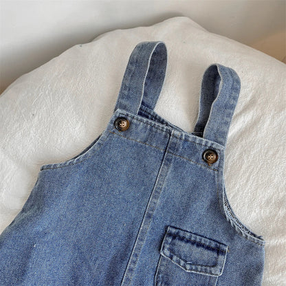 Playful baby outfit: adjustable suspender trousers for a charming baby boy look