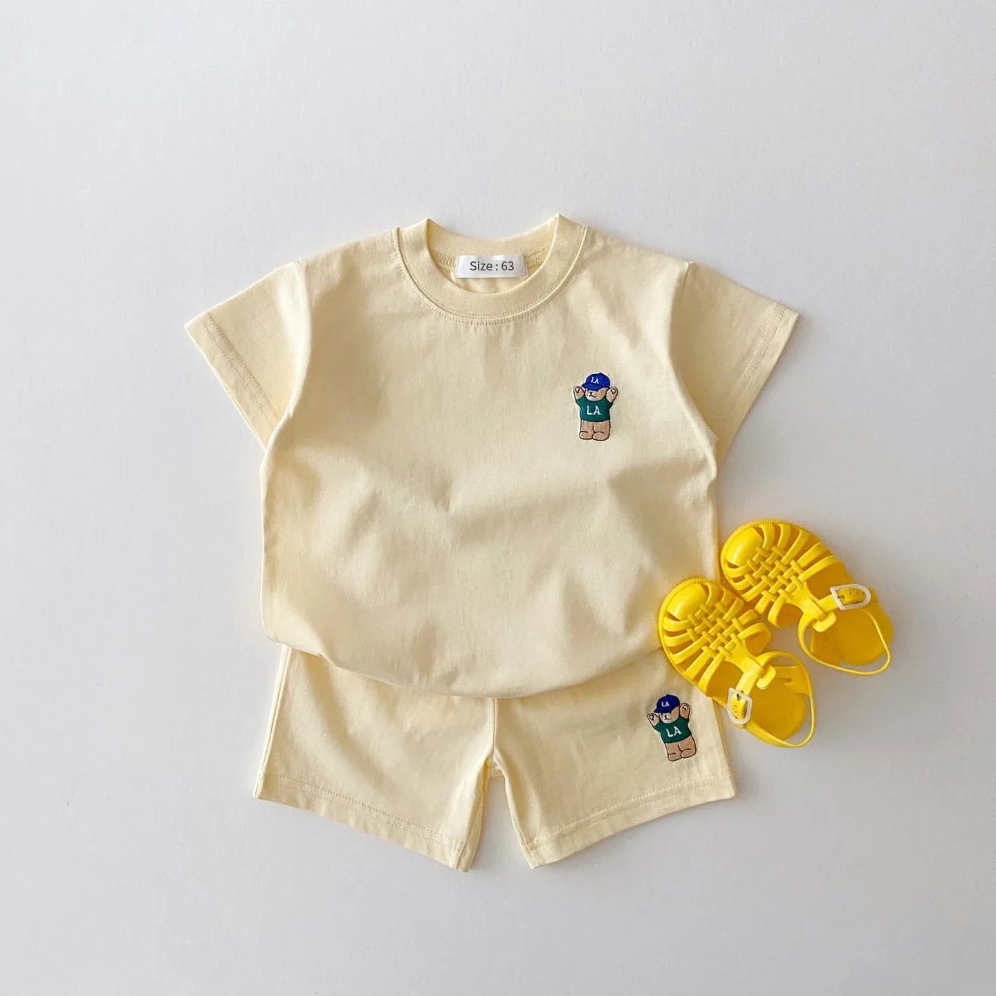 Toddler boy's summer outfit: short-sleeve t-shirt with bear motif and comfy shorts, ideal for play