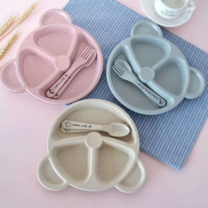 Baby utensils: BPA-free wheat straw spoon & fork with cartoon bear handles. Perfect for kids' independent eating.